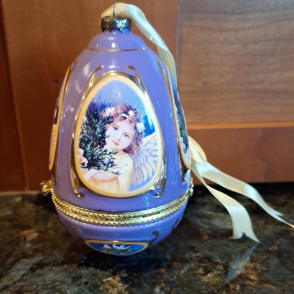 Mr. Christmas Purple Music Box Egg. Plays "Angels We have Heard On high"